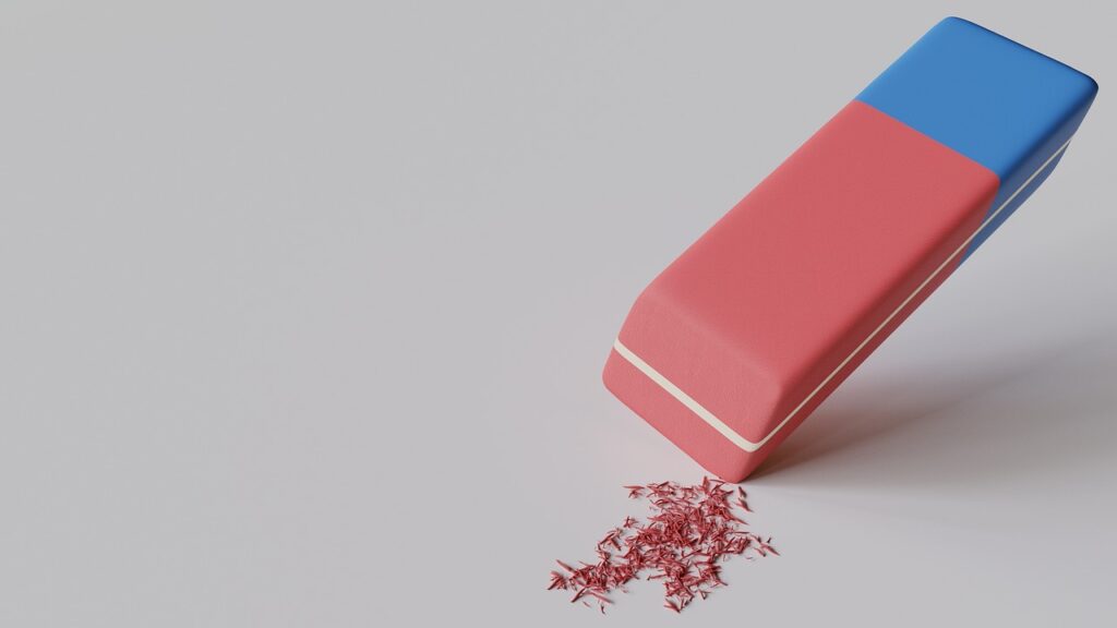 지우개로 글을 지우고, 지우개 가루가 남아 있는 사