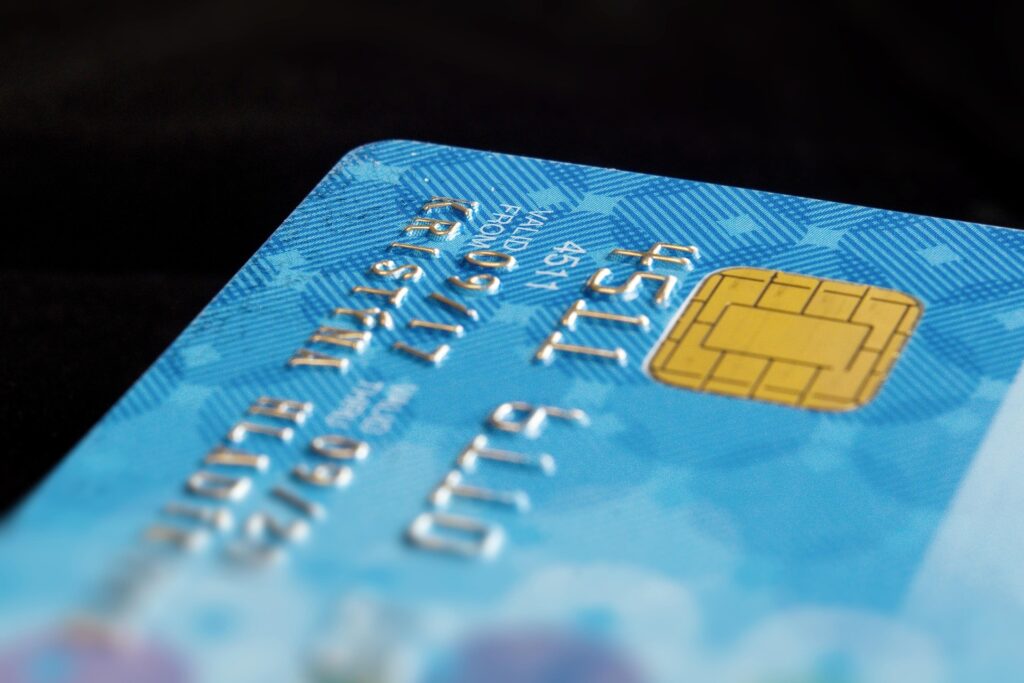 AMEX 로고가 포커싱되어 카드 한장이 책상위에 올려놓여진 사진