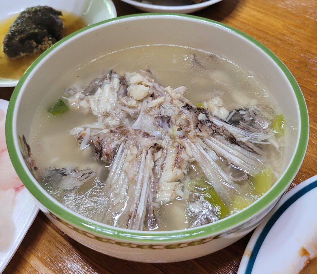 뜨거운 국물 안에 민어 껍질이 수축되어 올라온 사진 
